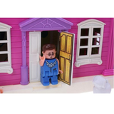 Domček pre bábiky s otváracou garážou.