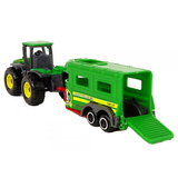 Zelený traktor s prívesom na prevoz zvierat