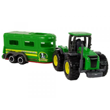 Zelený traktor s prívesom na prevoz zvierat