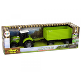 Zelený traktor s vlečkou