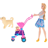Bábika na prechádzke so psíkmi v kočíku