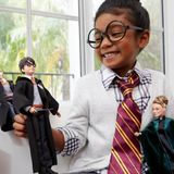Bábika Harry Potter v chrabromilských školských šatách